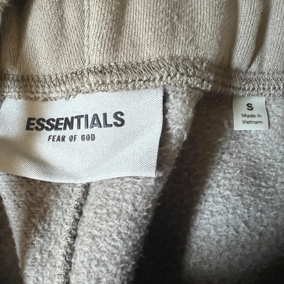 FOG - FEAR OF GOD Essentials Sweat Shorts - Small - Picture 4 of 6